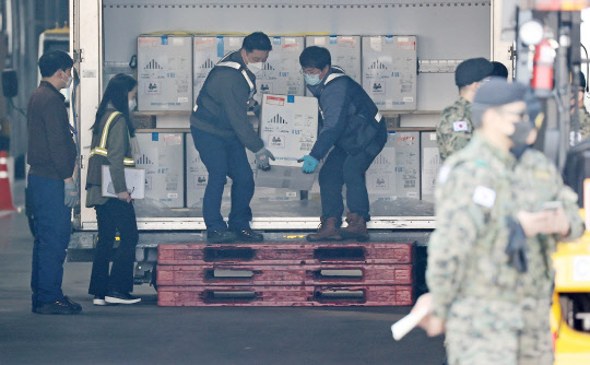 21일 오전 인천국제공항 화물터미널에서 관계자들이 정부가 화이자와 직접 계약한 백신 25만 회분(12만5천 명분)을 옮기고 있다.       정부가 화이자와 계약을 체결한 물량은 총 2천600만 회분(1천300만 명분)이고 이 가운데 700만 회분이 상반기에 인도된다. 이날 25만 회분이 도입되면 상반기 물량 700만 회분 중 175만 회분 도입이 완료된다. 2021.4.21      superdoo82@yna.co.kr/2021-04-21 09:50:51/<저작권자 ⓒ 1980-2021 ㈜연합뉴스. 무단 전재 재배포 금지.>